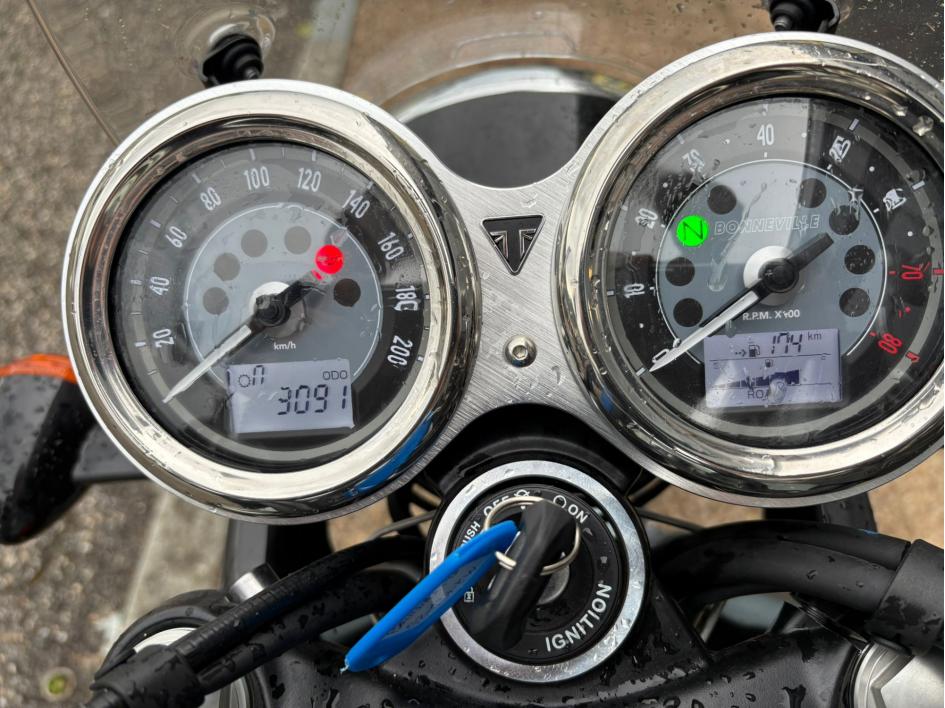 TRIUMPH BONNEVILLE T100 900