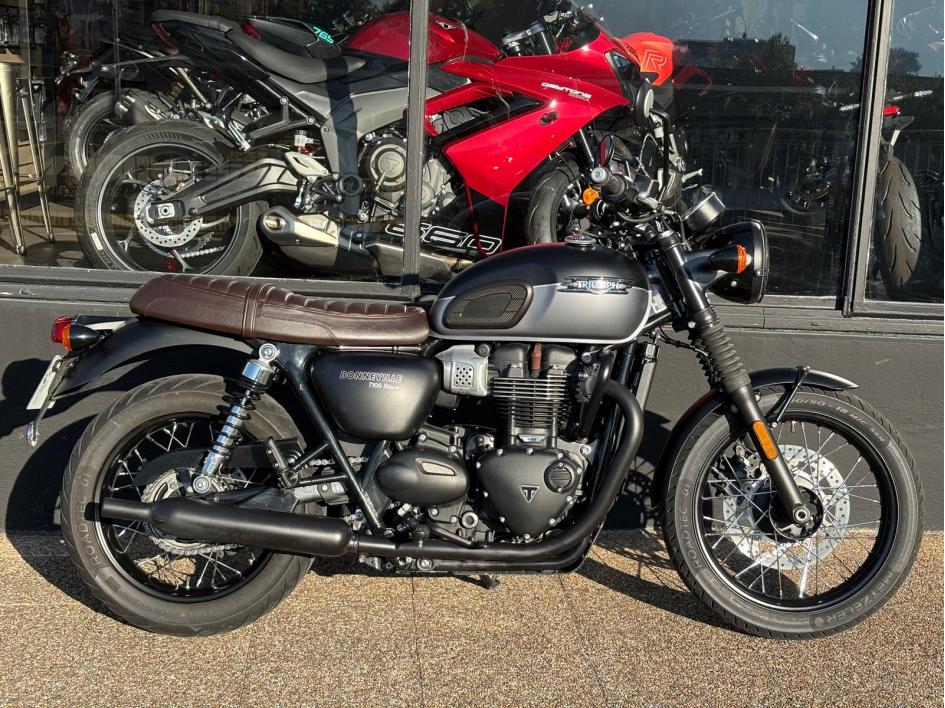 TRIUMPH BONNEVILLE BLACK T100 bridée A2